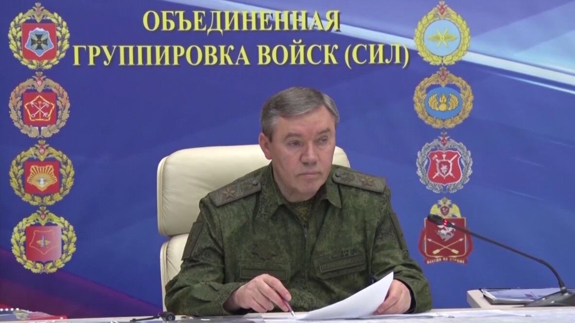 Герасимов впервые появился на публике после "бунта" Пригожина: его обозвали "клоуном" и вспомнили о Суровикине. Видео