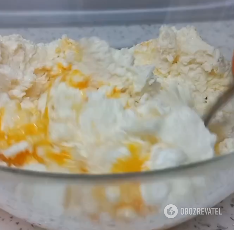 Елементарний сирний пиріг на кефірі: завжди виходить пухким 