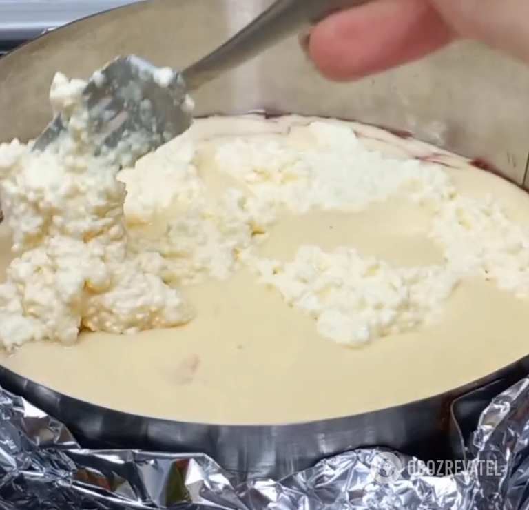 Елементарний сирний пиріг на кефірі: завжди виходить пухким 