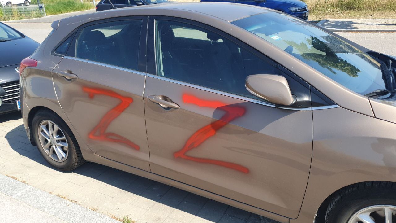 У Відні авто з українськими номерами спаплюжили Z-символікою