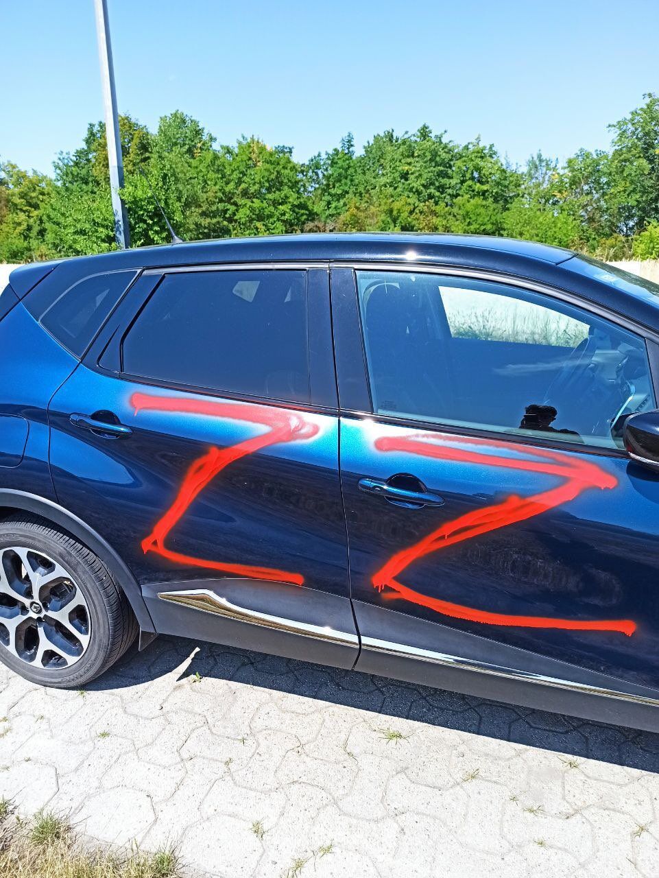 У Відні авто з українськими номерами спаплюжили Z-символікою