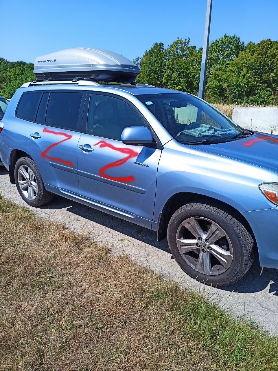 В Вене авто с украинскими номерами осквернили Z-символикой