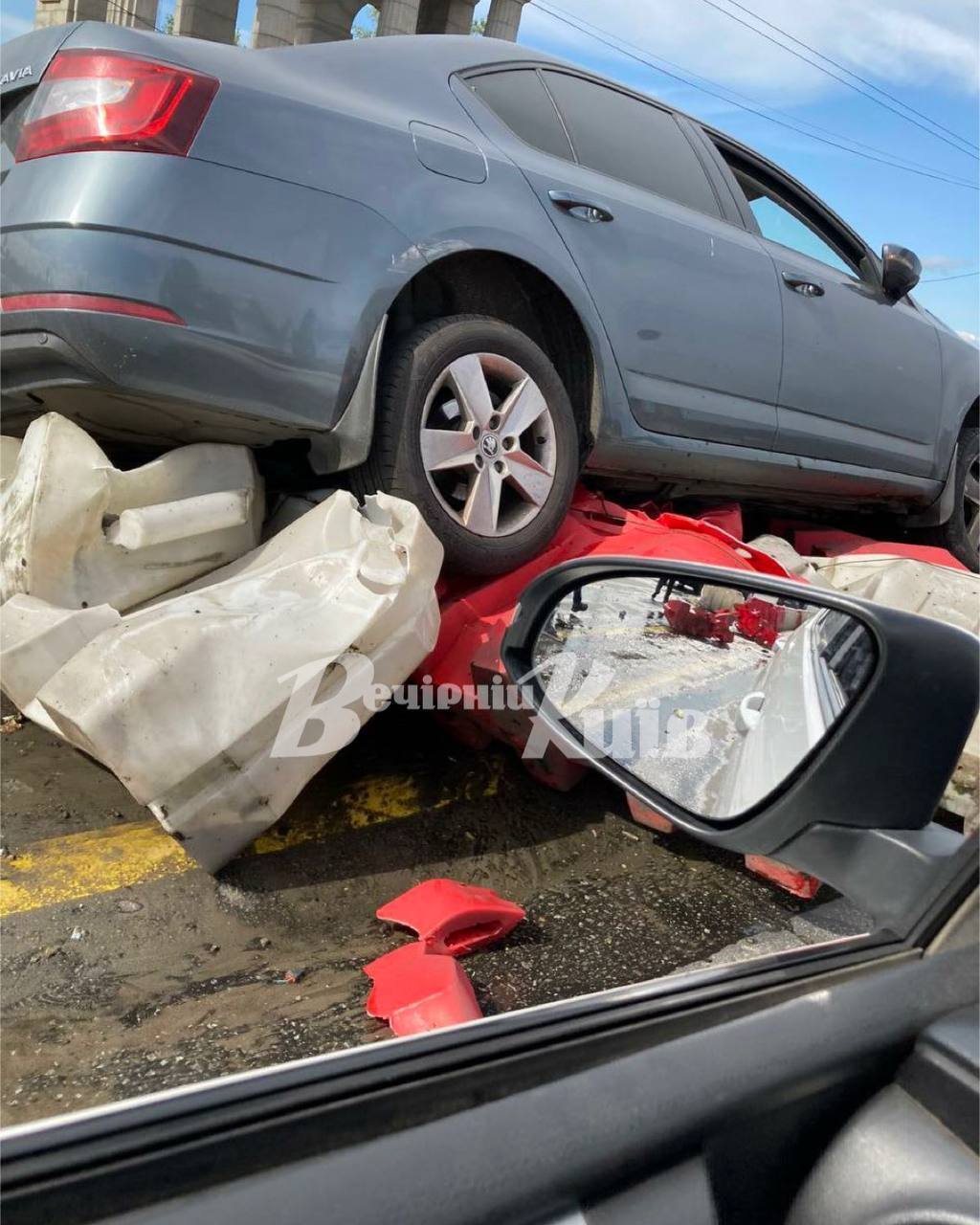 ДТП у Києві: при в'їзді на міст Патона авто залетіло на відбійники. Фото і відео