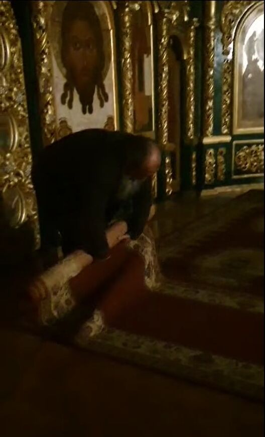 "Нехай всі бачать дріб’язковість": на Київщині представники УПЦ МП винесли із храму доріжки, які лежали на підлозі. Відео