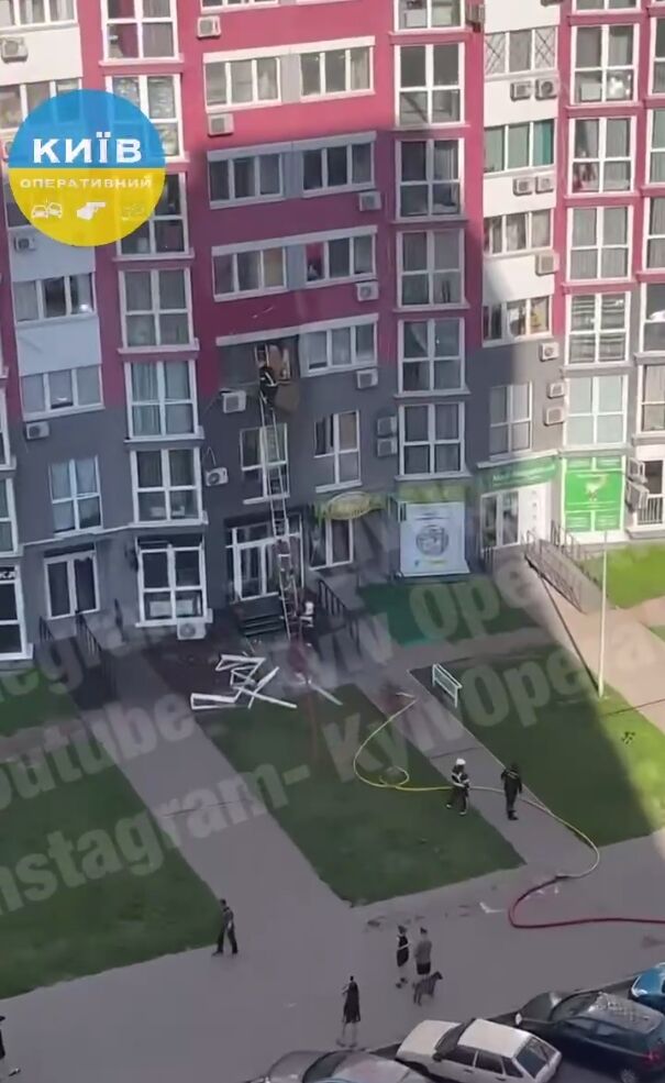 Вікна з рамою відлетіли на кілька метрів: у Києві вибухнув газовий балон у багатоповерхівці. Відео