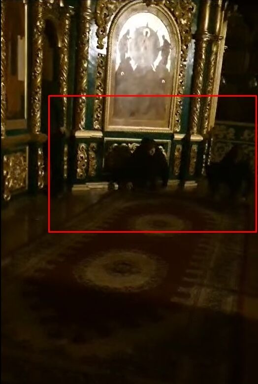 "Пусть все видят мелочность": на Киевщине представители УПЦ МП вынесли из храма лежавшие на полу дорожки. Видео