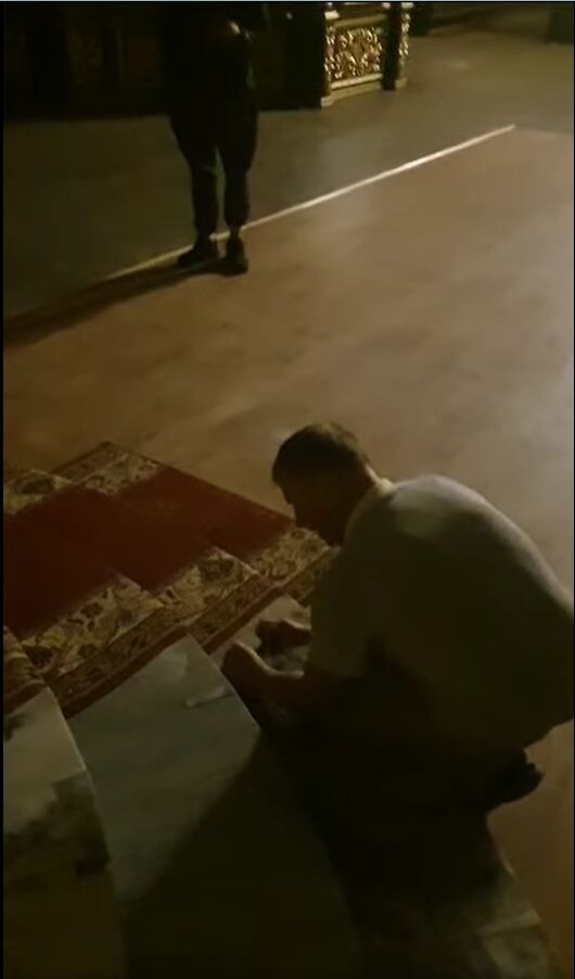 "Нехай всі бачать дріб’язковість": на Київщині представники УПЦ МП винесли із храму доріжки, які лежали на підлозі. Відео
