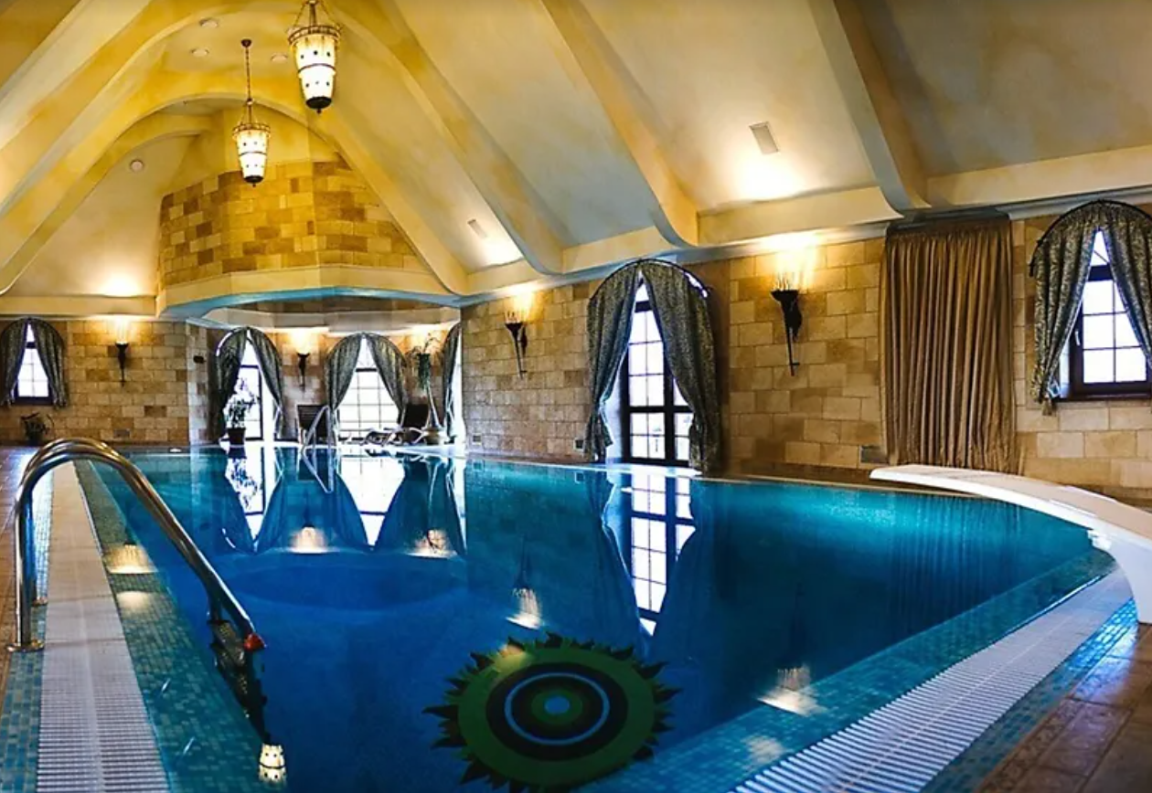 Дизайн басейна соответствует стилю всего дома