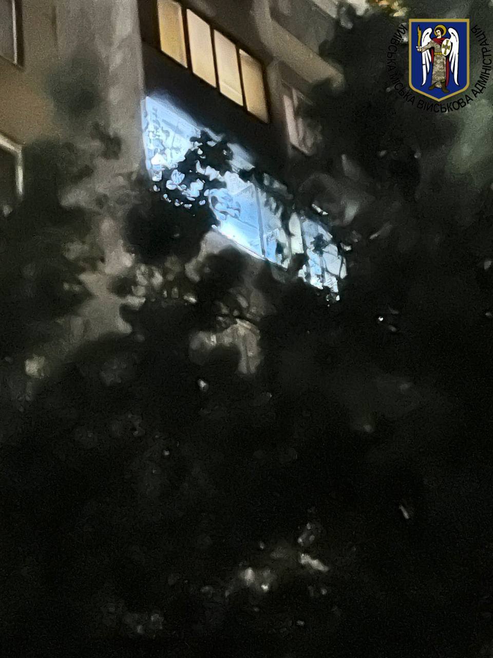 На Хмельниччині та Київщині пролунали вибухи: у столиці уламки впали на будинки, є жертва. Фото й відео