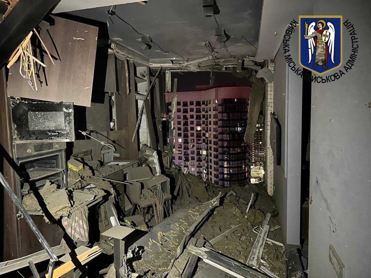 На Хмельниччині та Київщині пролунали вибухи: у столиці уламки впали на будинки, є постраждалі. Фото й відео