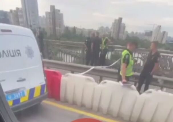 В Киеве на мосту Патона утром обнаружили тело мужчины: известны подробности. Видео