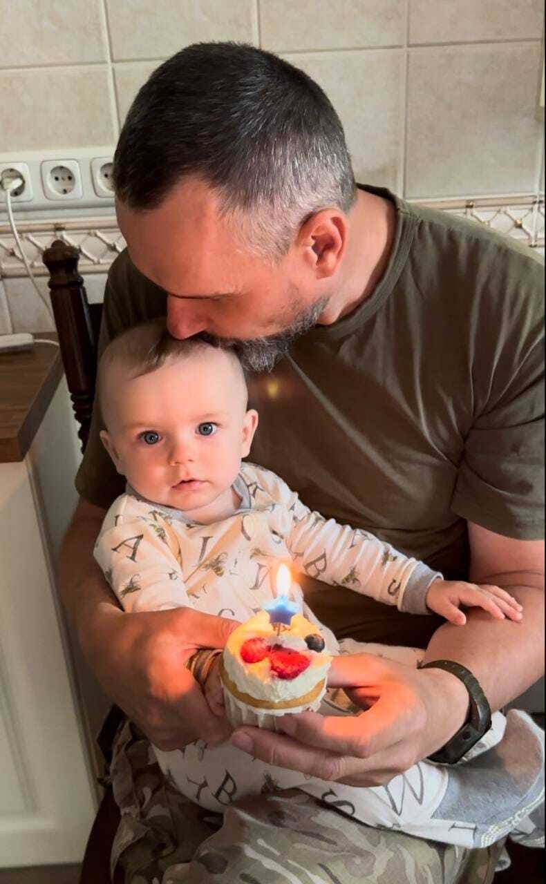 Олег Сенцов, который получил контузию на войне, встретился с новорожденным сыном в день своего 47-летия. Трогательные фото