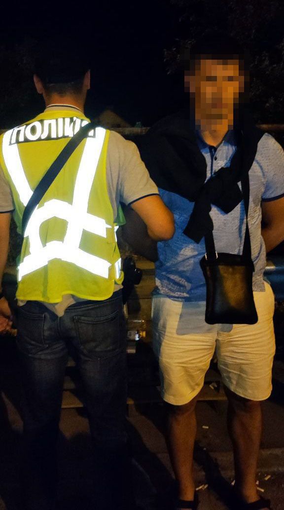 Правоохоронці затримали колишнього судового охоронця, який у Києві зривав золоті прикраси з громадян. Фото