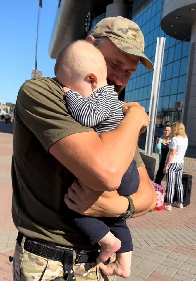 Олег Сенцов, який отримав контузію на війні, зустрівся з новонародженим сином у день свого 47-річчя. Зворушливі фото