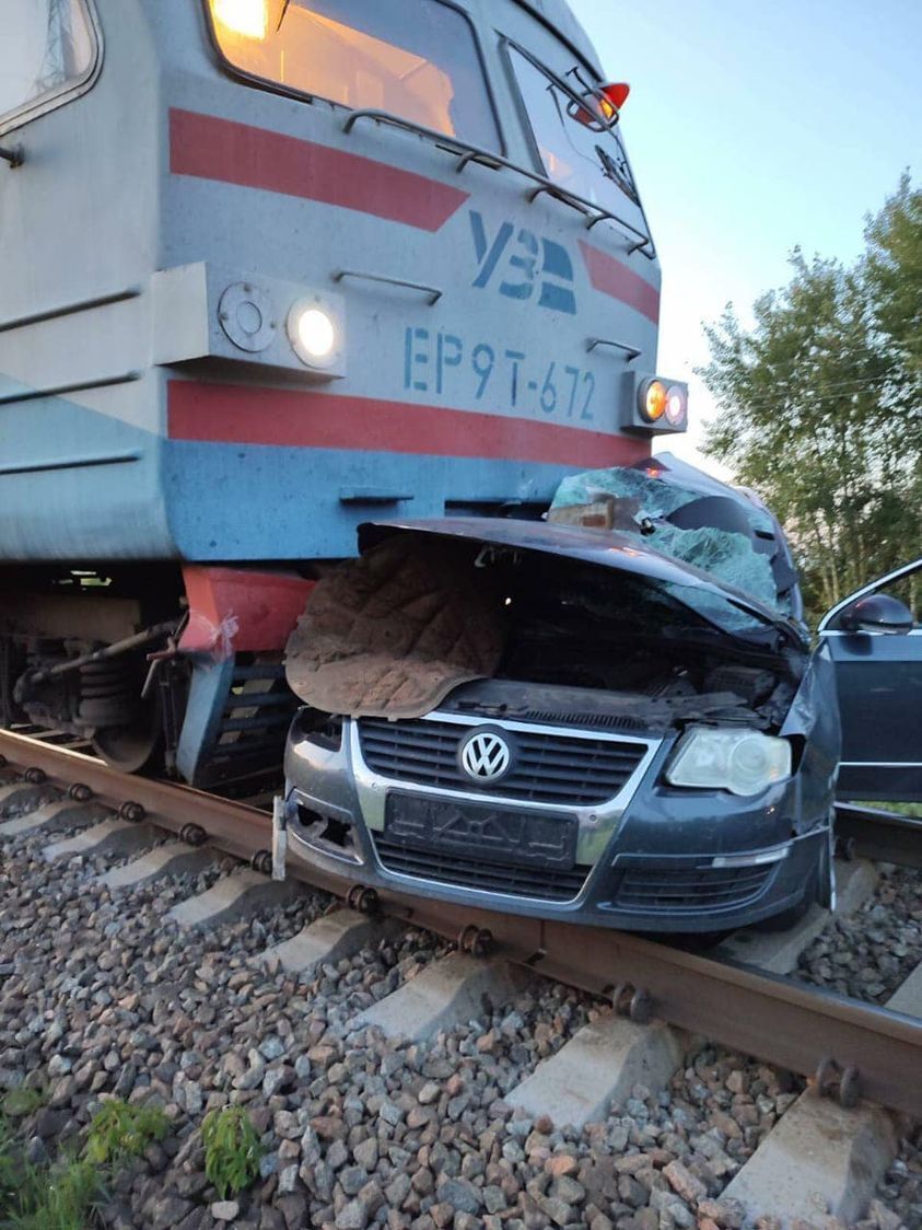 В Черниговской области автомобиль попал под поезд: водитель пренебрег правилами дорожного движения. Фото