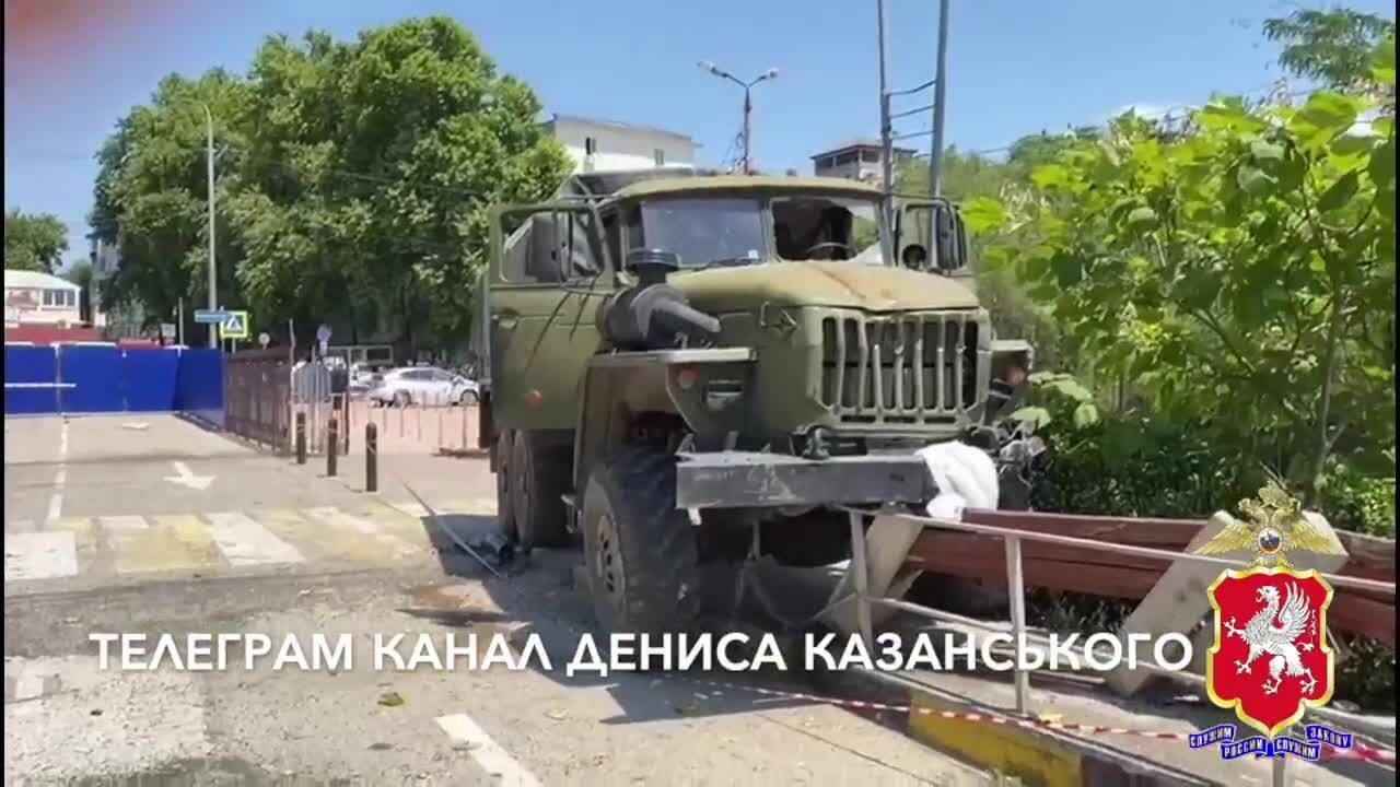 В Севастополе грузовик оккупантов раздавил пешехода, смял авто и влетел в троллейбус: момент смертельного ДТП попал на видео