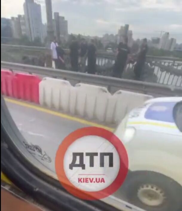 У Києві на мосту Патона вранці виявили тіло чоловіка: відомо подробиці. Відео