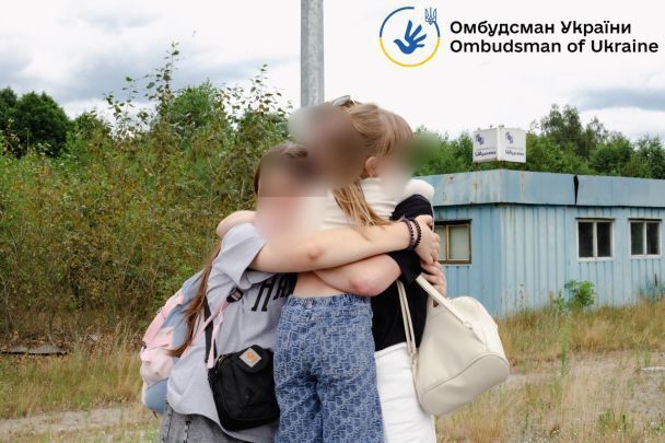 Украина вернула с оккупированной территории еще двоих детей: их мама была в плену. Фото