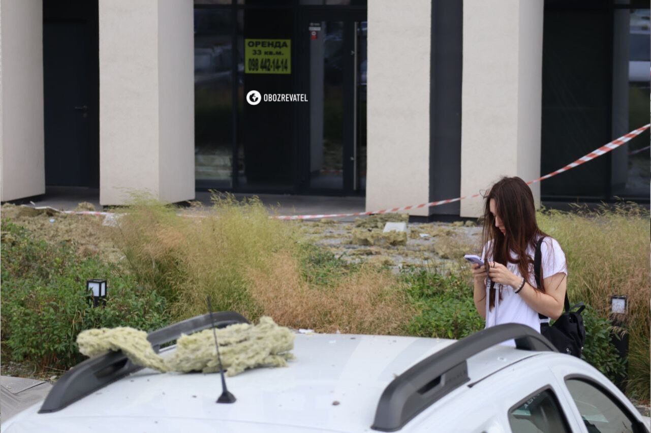 Діра замість стіни та пошкоджені авто: з’явились фото наслідків падіння уламків дрона у Дарницькому районі Києва