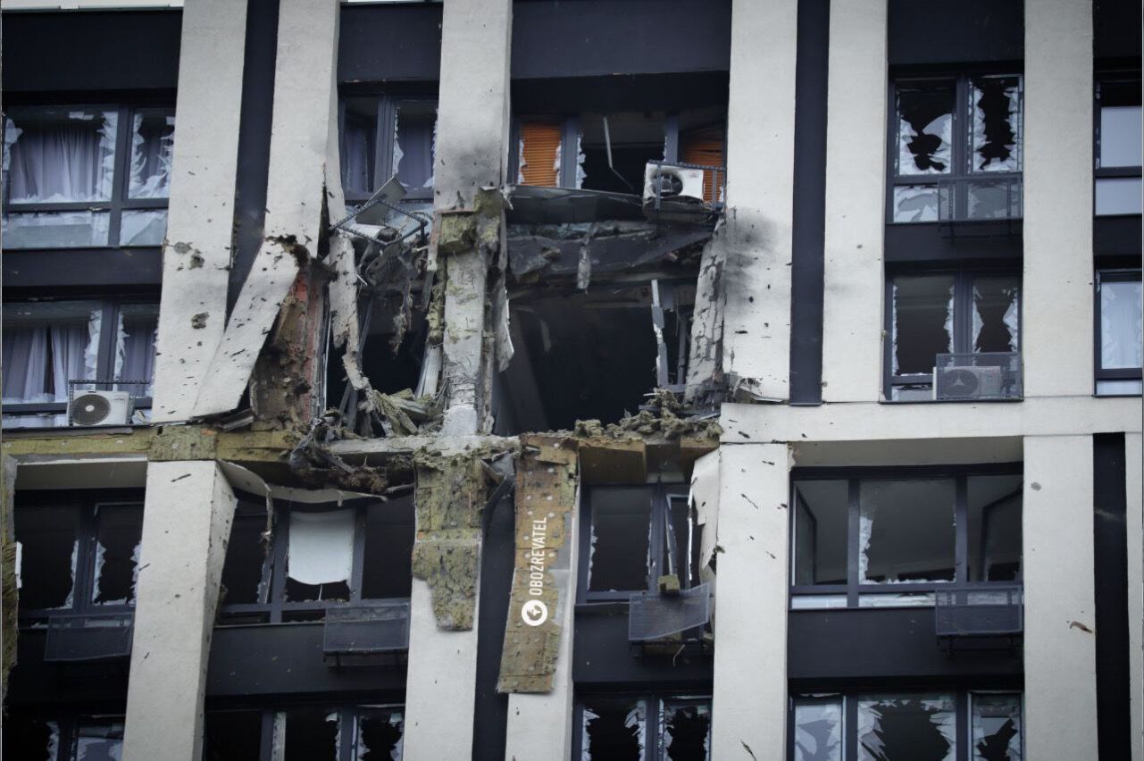 Дыра вместо стены и поврежденные авто: появились фото последствий падения обломков дрона в Дарницком районе Киева