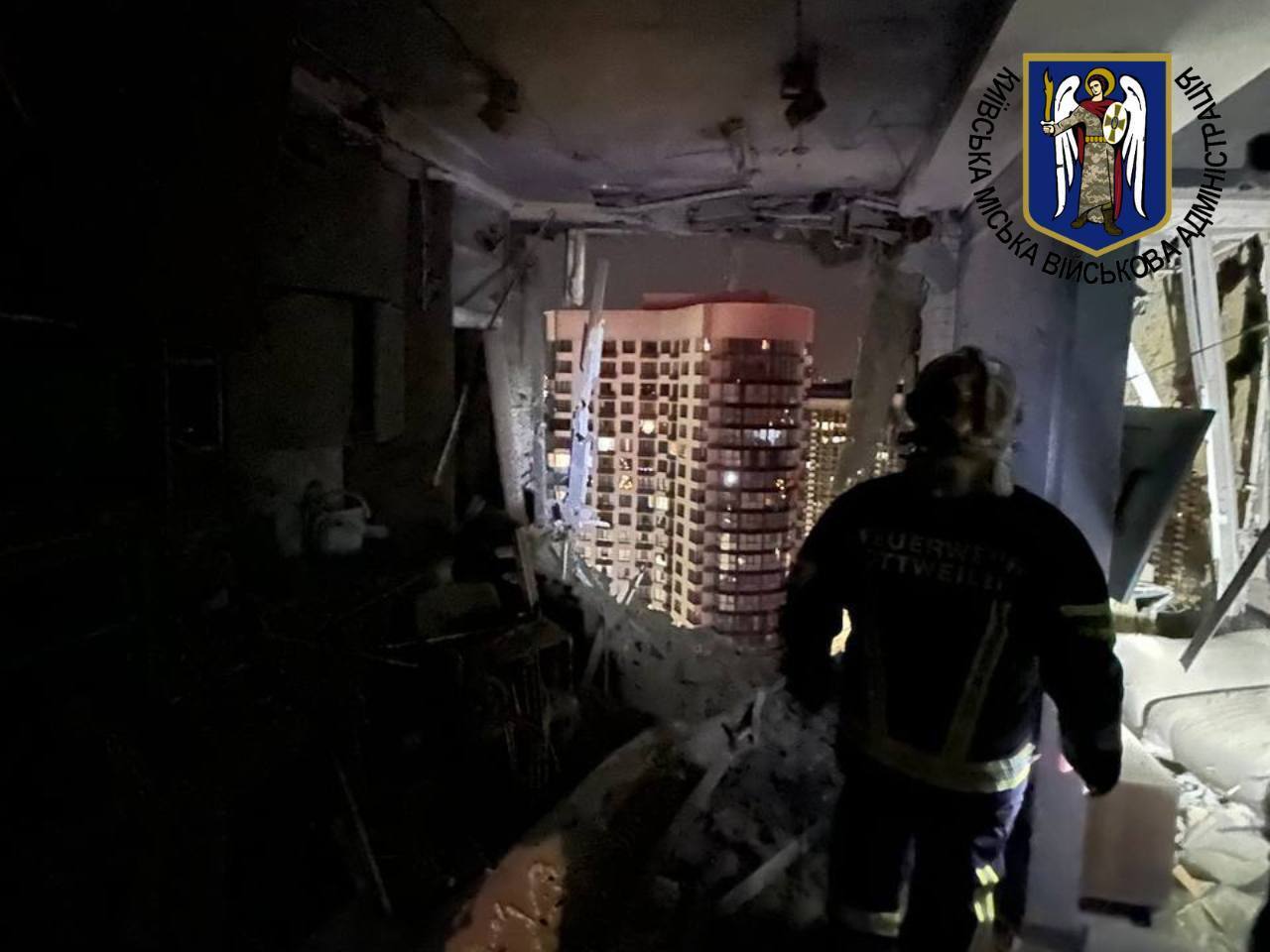 Над Києвом ППО збила близько 10 дронів, уламки впали на житлові будинки: деталі нічної атаки РФ. Фото