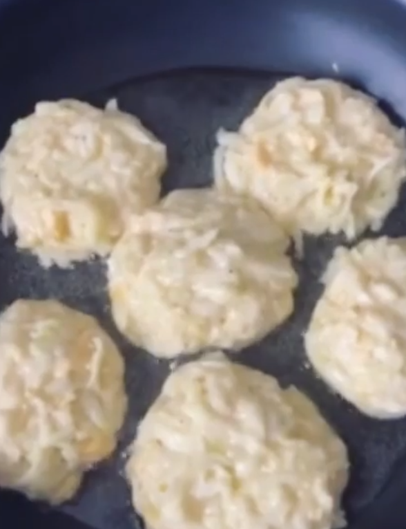 Элементарные кабачковые оладьи с сыром: получаются золотистыми и очень сочными