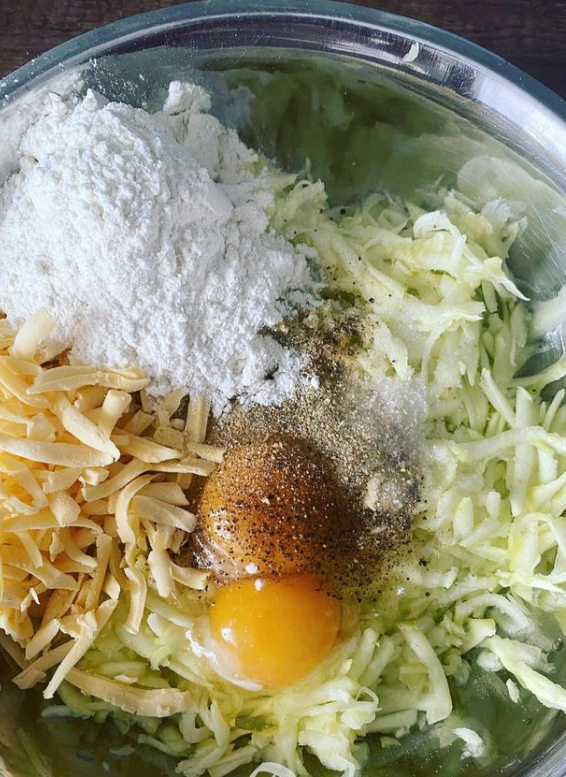 Элементарные кабачковые оладьи с сыром: получаются золотистыми и очень сочными
