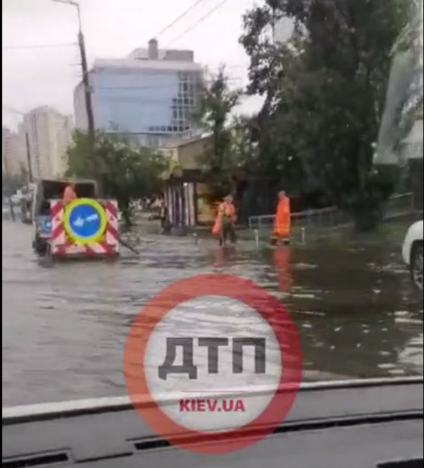 У Києві через дощ частина дороги поблизу метро "Чернігівська" перетворилась на озеро. Відео