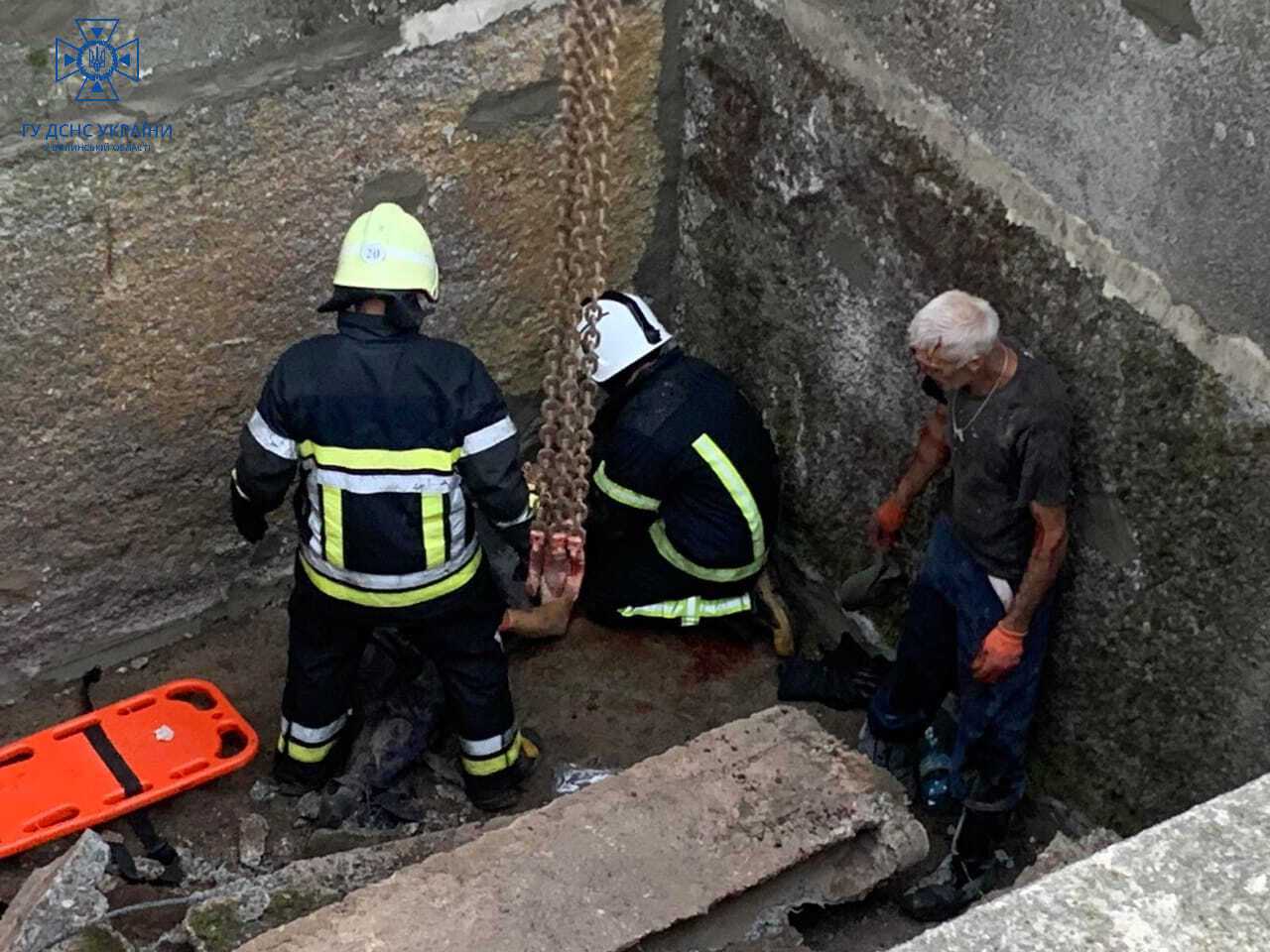 На Волыни бетонная плита упала на двух человек, есть погибший. Фото