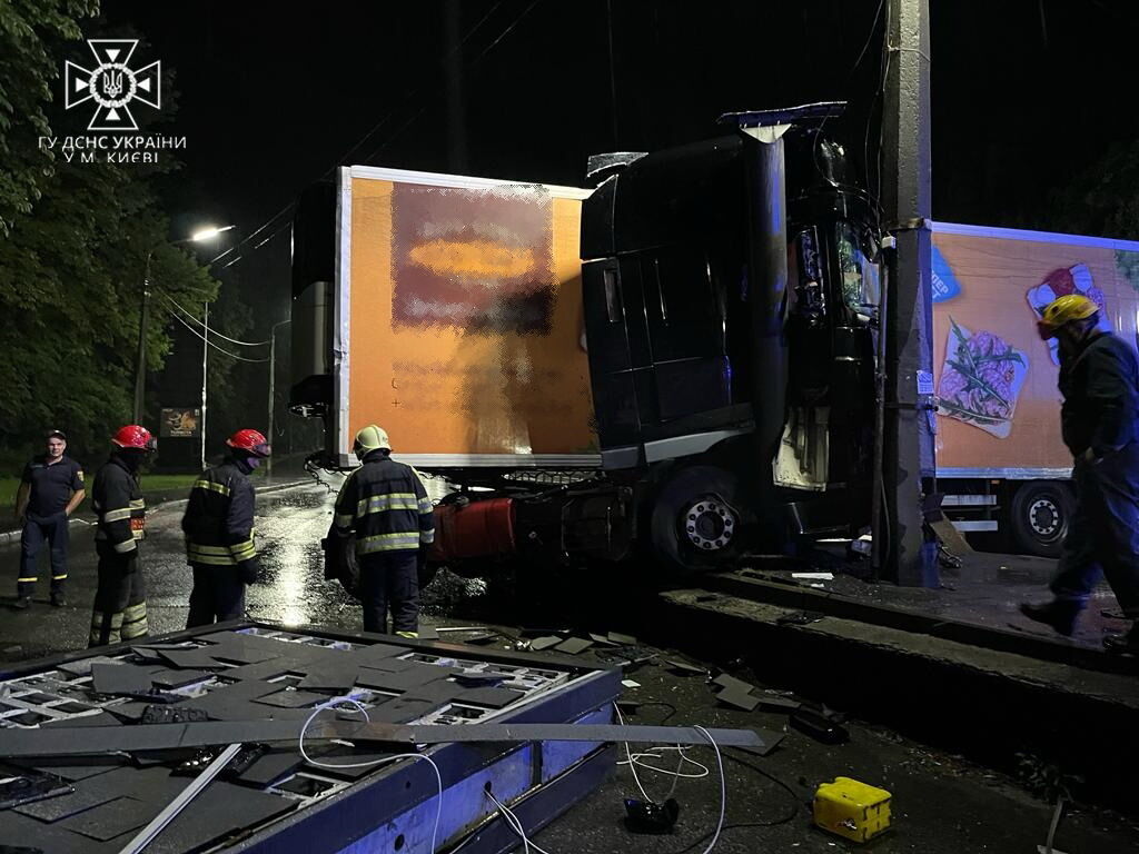 У Києві вантажівка з хлібом протаранила стовп: щоб дістати водія з кабіни, викликали рятувальників. Фото