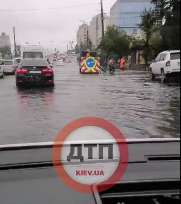 У Києві через дощ частина дороги поблизу метро "Чернігівська" перетворилась на озеро. Відео