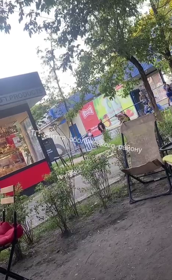 В Киеве на Оболони охрана магазина избила мужчину, пытавшегося украсть банку икры. Видео