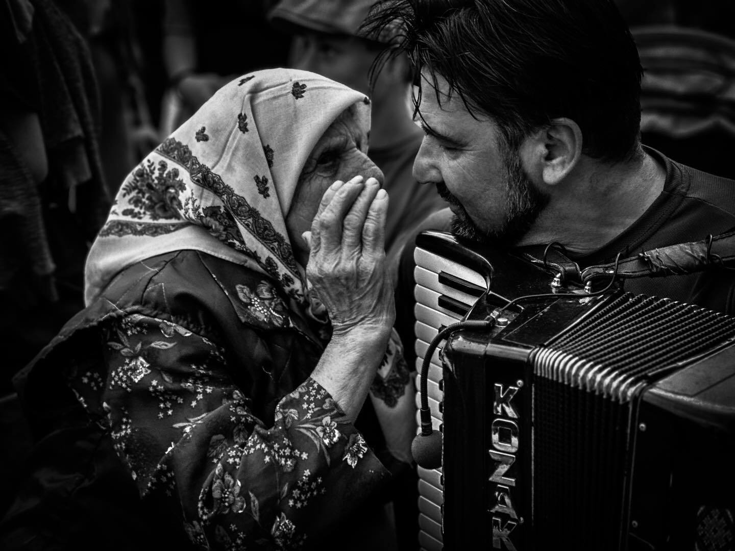 91-річна бабуся на концерті Kozak System довела до сліз емоційною промовою: я бачила все, але принципово доживу до перемоги 