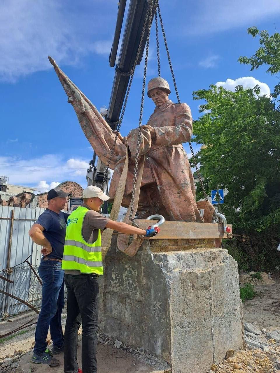 Під Києвом після демонтажу пам’ятника радянському солдату виявили братське поховання. Фото