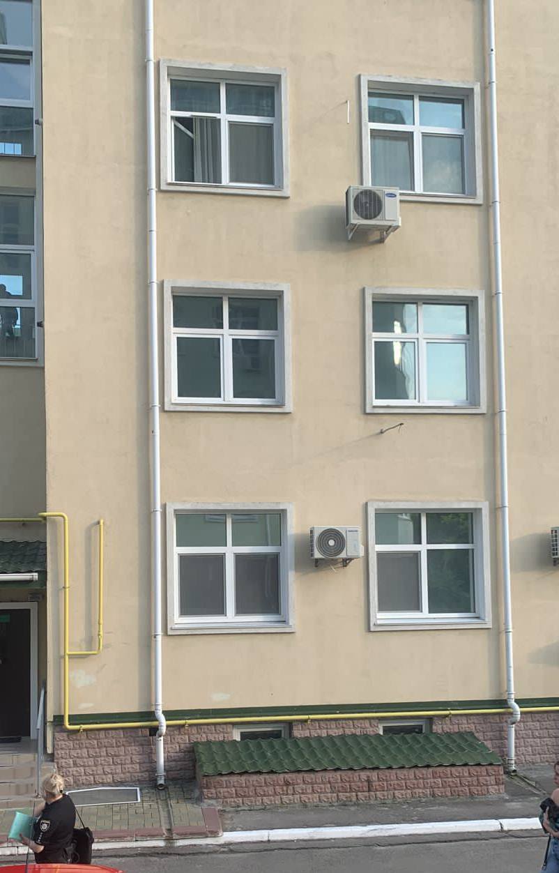 У передмісті Києва з вікна третього поверху випала 4-річна дівчинка: усі подробиці. Фото