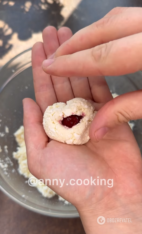 Сырные гомбовцы с вишнями в хрустящей панировке для завтрака: вкуснее вареников