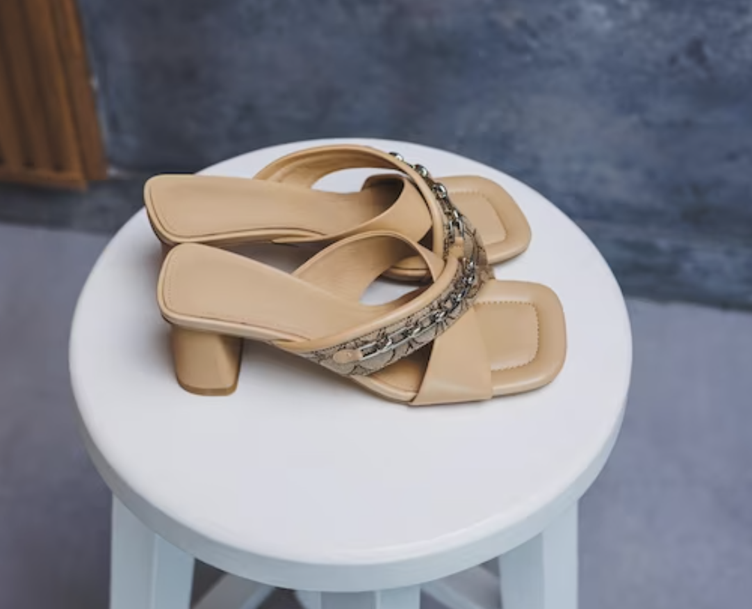 Эти босоножки станут спасением для ног: в моду летом 2023 ворвалась "суперудобная" обувь. Фото 