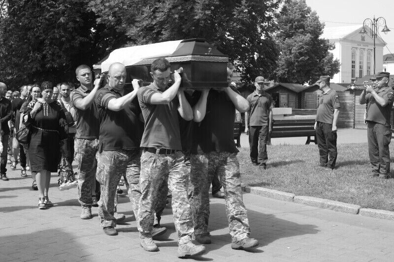 Йому назавжди буде 31: у Луцьку попрощалися з воїном, який загинув у боях за Україну. Фото 