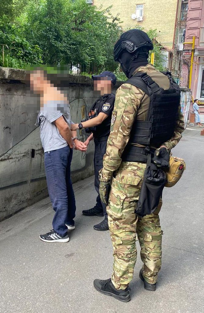 Віз із Закарпаття: у Києві затримали наркодилера з кокаїном на $100 тисяч. Фото та відео