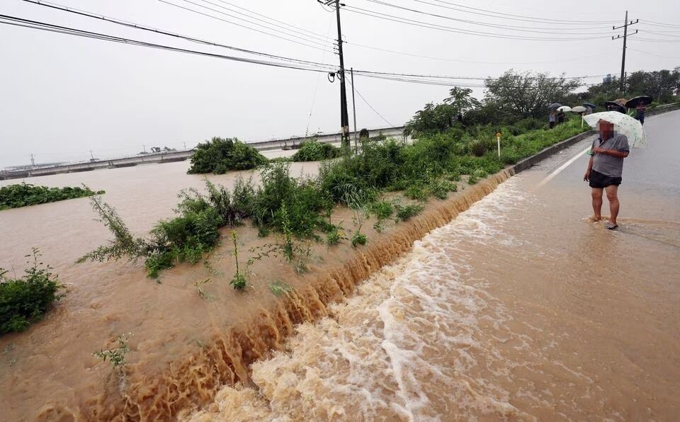 В Южной Корее из-за оползней и наводнений погибли 7 человек, есть пропавшие без вести: более 6000 человек эвакуировали. Фото и видео