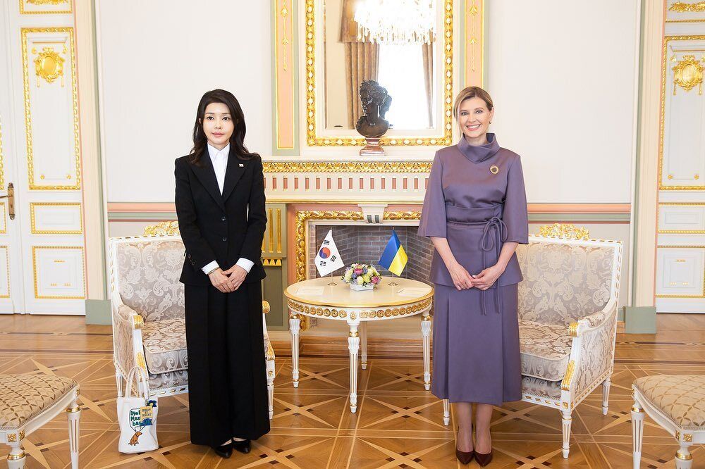 "Така гарна. Вау": 50-річна перша леді Республіки Корея вразила зовнішнім виглядом під час історичного візиту до України