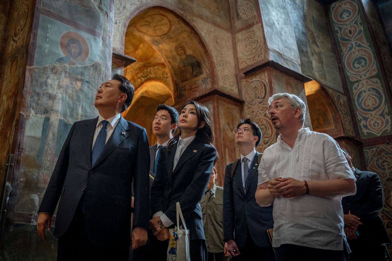 Президенты Украины и Южной Кореи с супругами посетили Софийский собор. Фото
