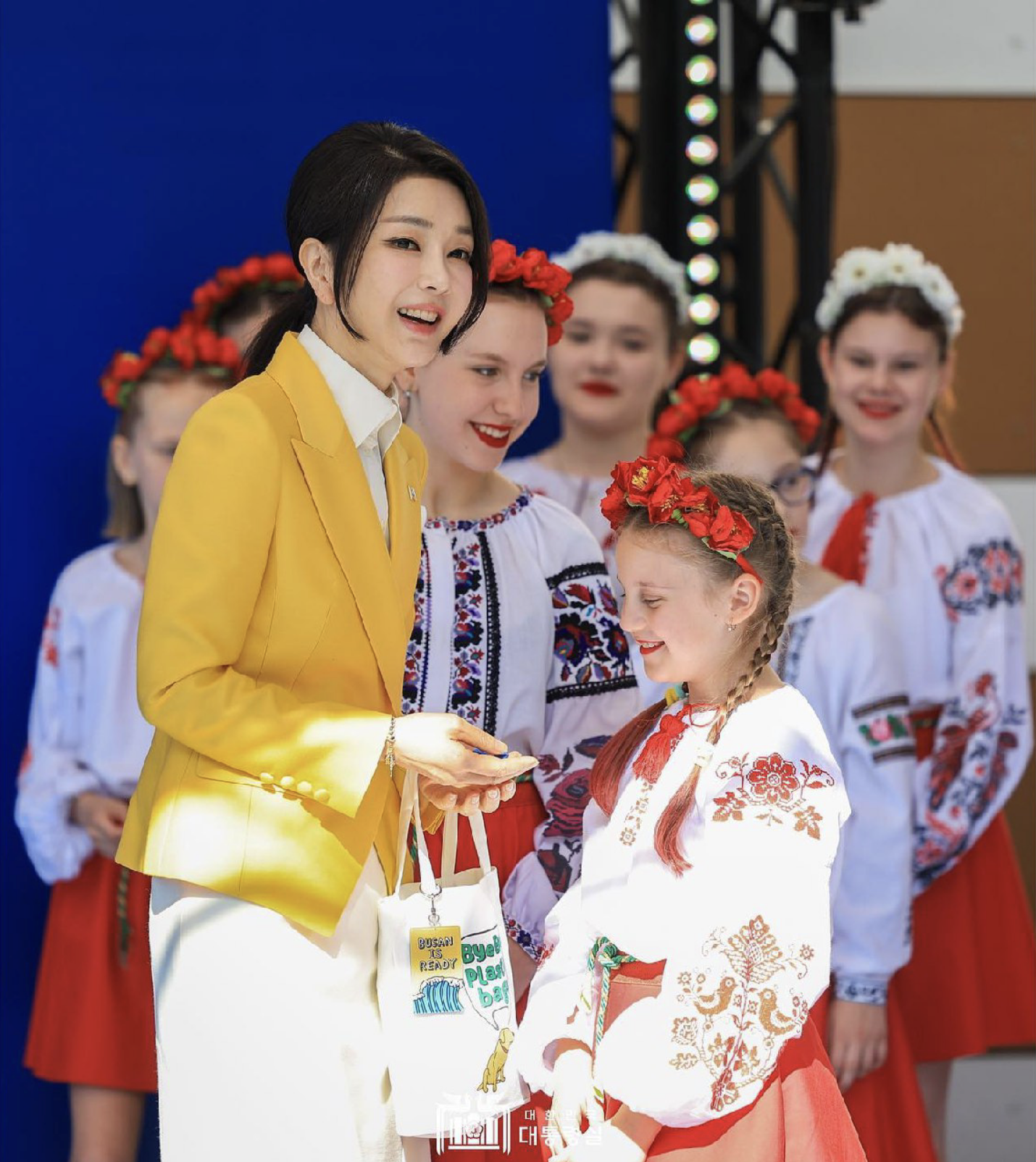 "Така гарна. Вау": 50-річна перша леді Республіки Корея вразила зовнішнім виглядом під час історичного візиту до України