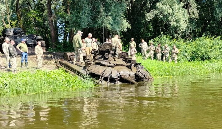 На Черниговщине из Десны достали затопленный российский танк: у ВСУ станет на единицу техники больше. Фото