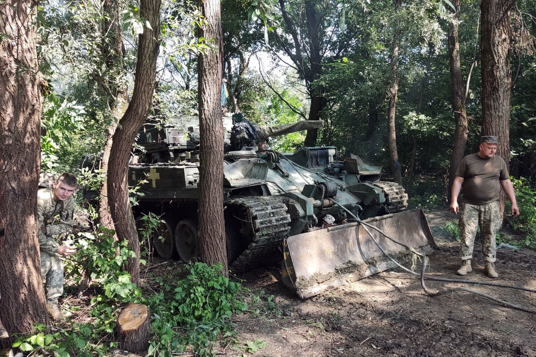 На Чернігівщині з Десни витягли затоплений російський танк: у ЗСУ стане на одиницю техніки більше. Фото 