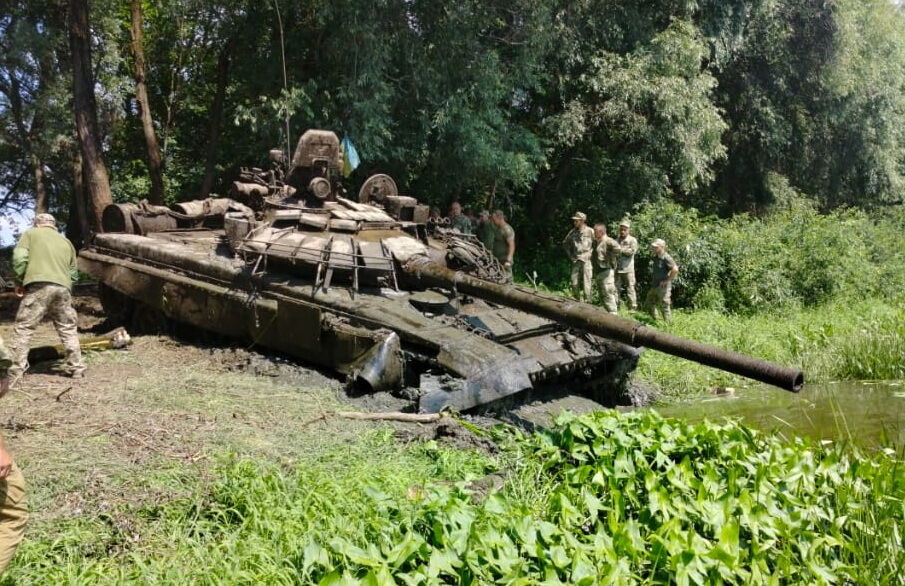На Чернігівщині з Десни витягли затоплений російський танк: у ЗСУ стане на одиницю техніки більше. Фото 