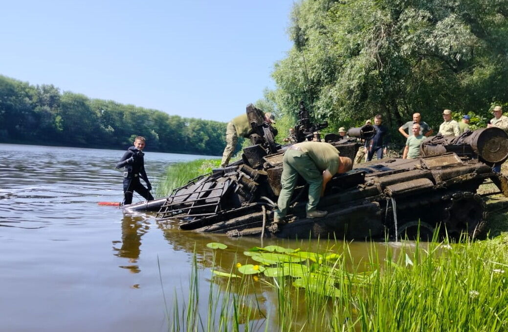 На Чернігівщині з Десни витягли затоплений російський танк: у ЗСУ стане на одиницю техніки більше. Фото 
