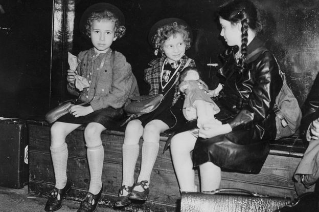 Впервые раскрыта история еврейских девочек из легендарного фото о спасении от Холокоста