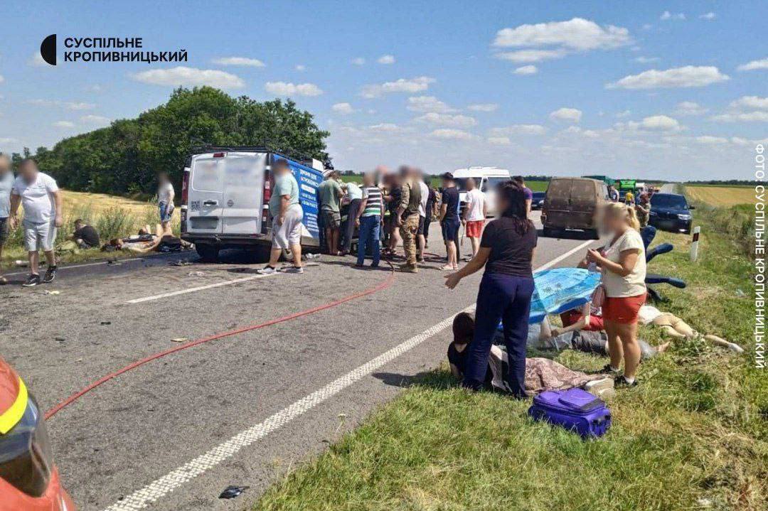 На трасі Кропивницький - Кривий Ріг зіткнулися два мікроавтобуси: дві жертви, 17 поранених. Фото