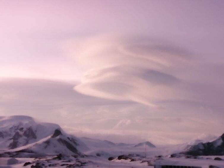 Українські полярники показали рожеві НЛО та перламутрові хмари над Антарктидою. Фото